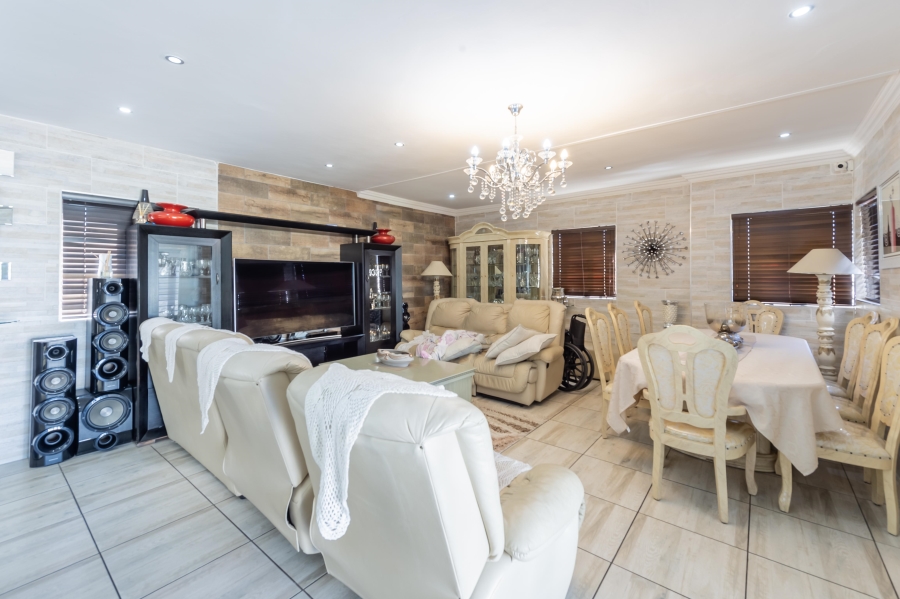 4 Bedroom Property for Sale in Geelhoutpark North West